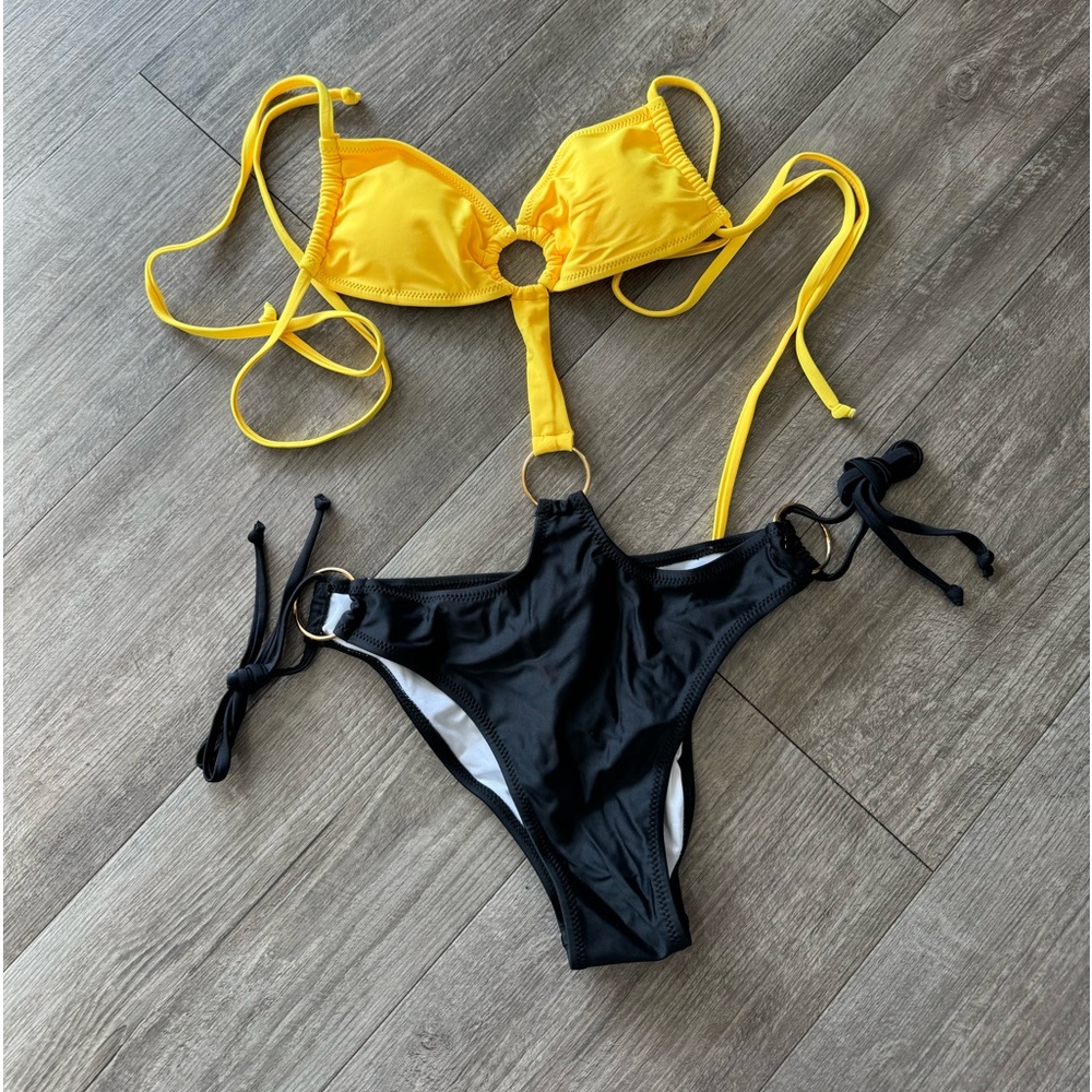 BUNDLE 2 ITEMS FOR $8✨

AMAZON one piece swimming 💛 - Picture 4 of 8
